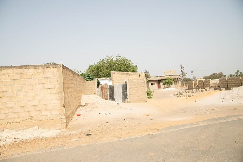 Murs en parpaings sur un chantier de construction au Sénégal